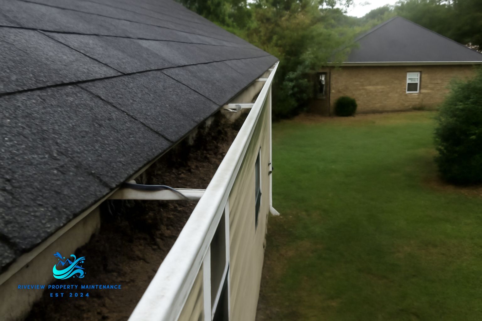 Technician soft washing north-facing vinyl siding with mildew growth on a Gwinnett County home