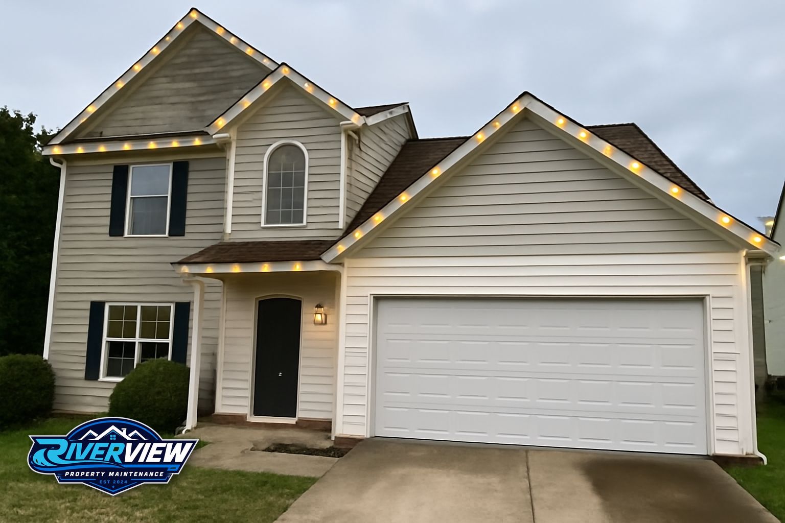 Holiday-ready Lawrenceville Georgia home with clean gutters, soft-washed siding, and warm-white LED roofline lighting installed by Riverview Property Maintenance