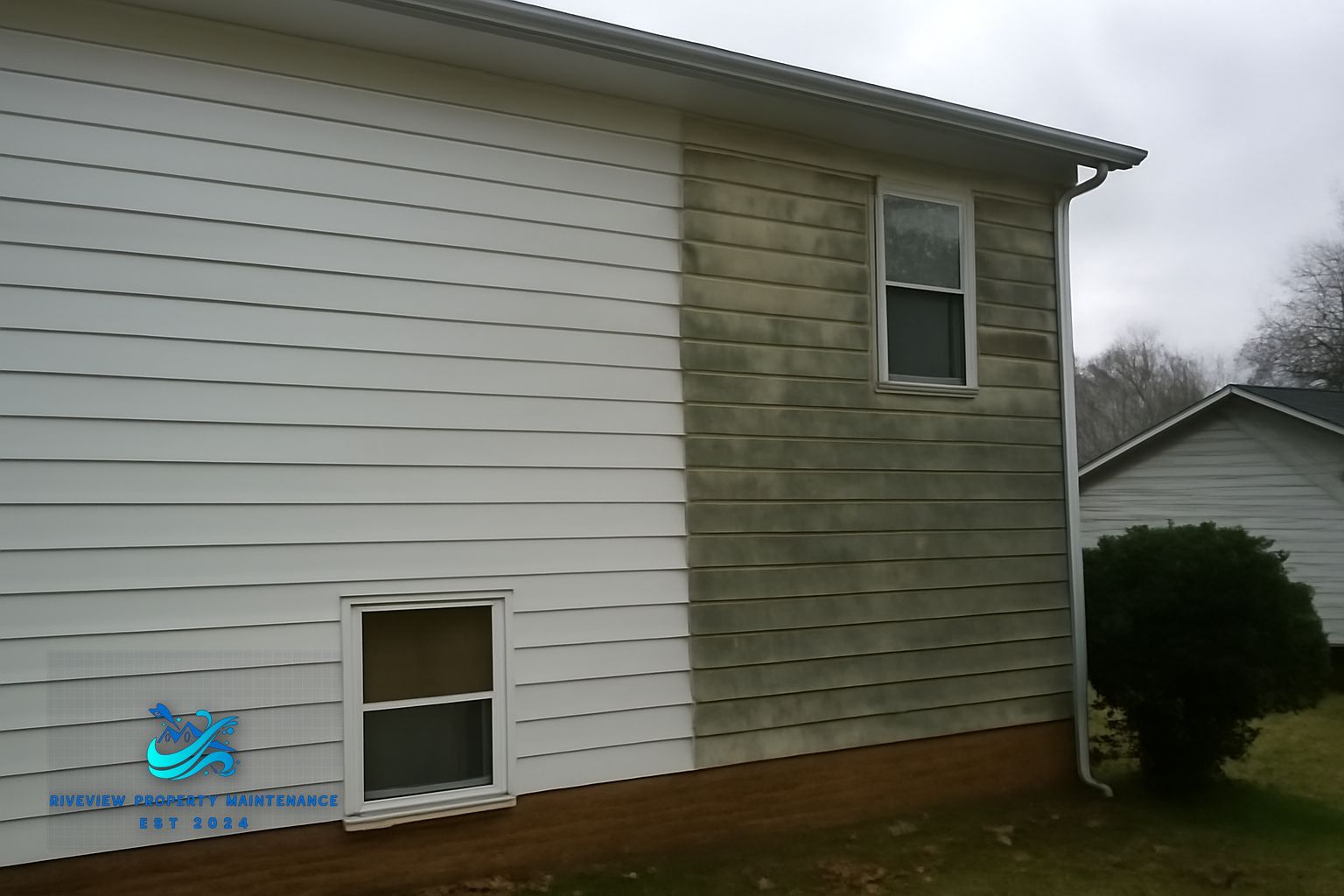 Clean vinyl siding after soft washing on a Buford Georgia home in 30519