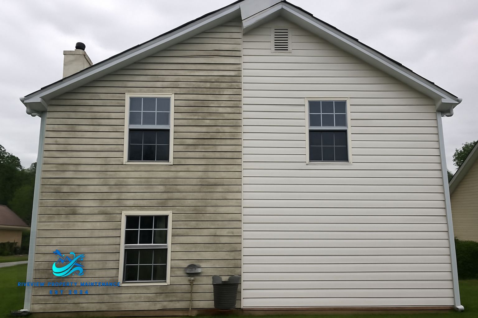 Technician soft washing mildew-stained vinyl siding on a Grayson Georgia home
