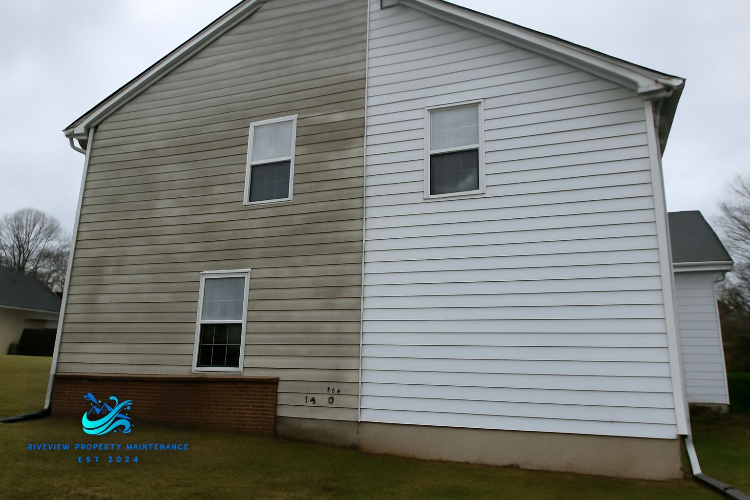 Soft washing a vinyl-sided home in Mulberry, GA removing green algae and mildew streaks