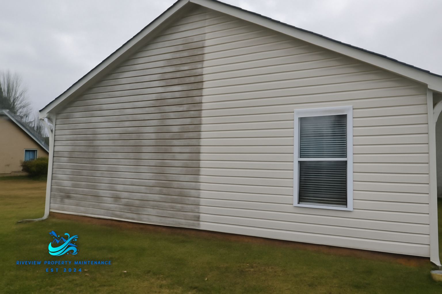 Clean vinyl siding after professional soft washing on a Gwinnett County home
