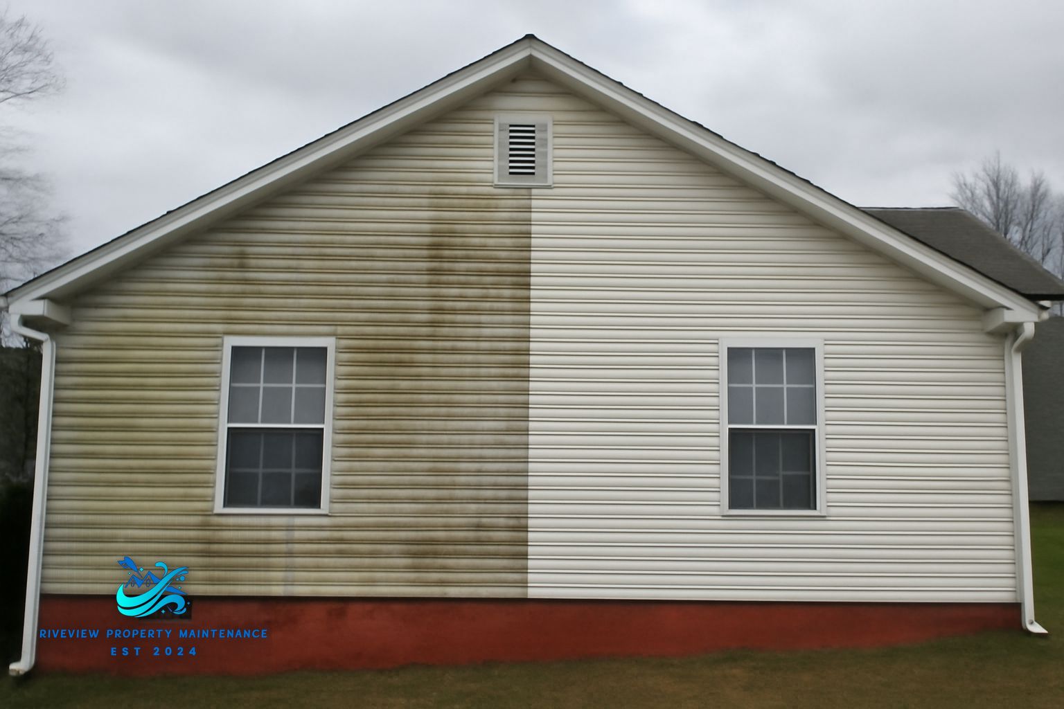 Soft washing mildew and algae from vinyl siding on a Winder GA home