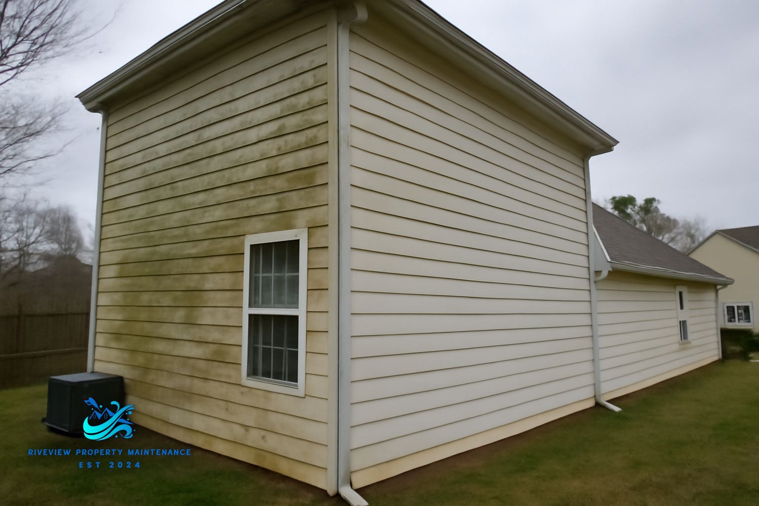 Soft washing mildew from vinyl siding on a Winder, GA home