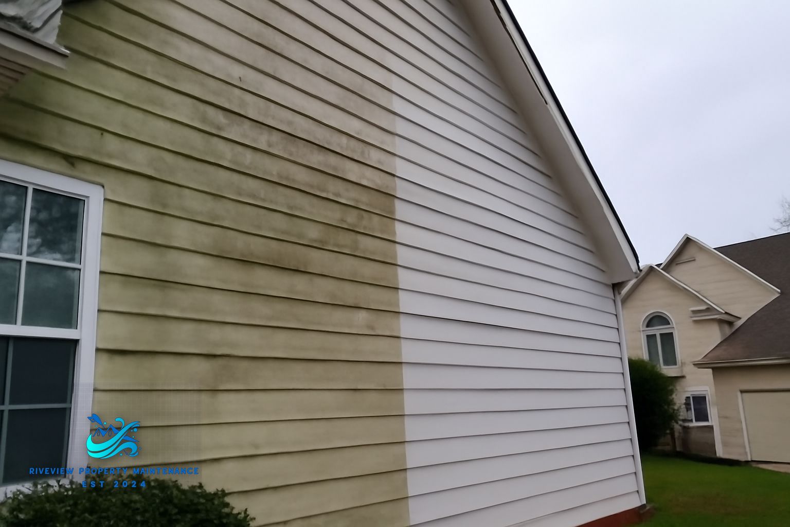 Clean vinyl siding after soft washing on a Barrow County Georgia home