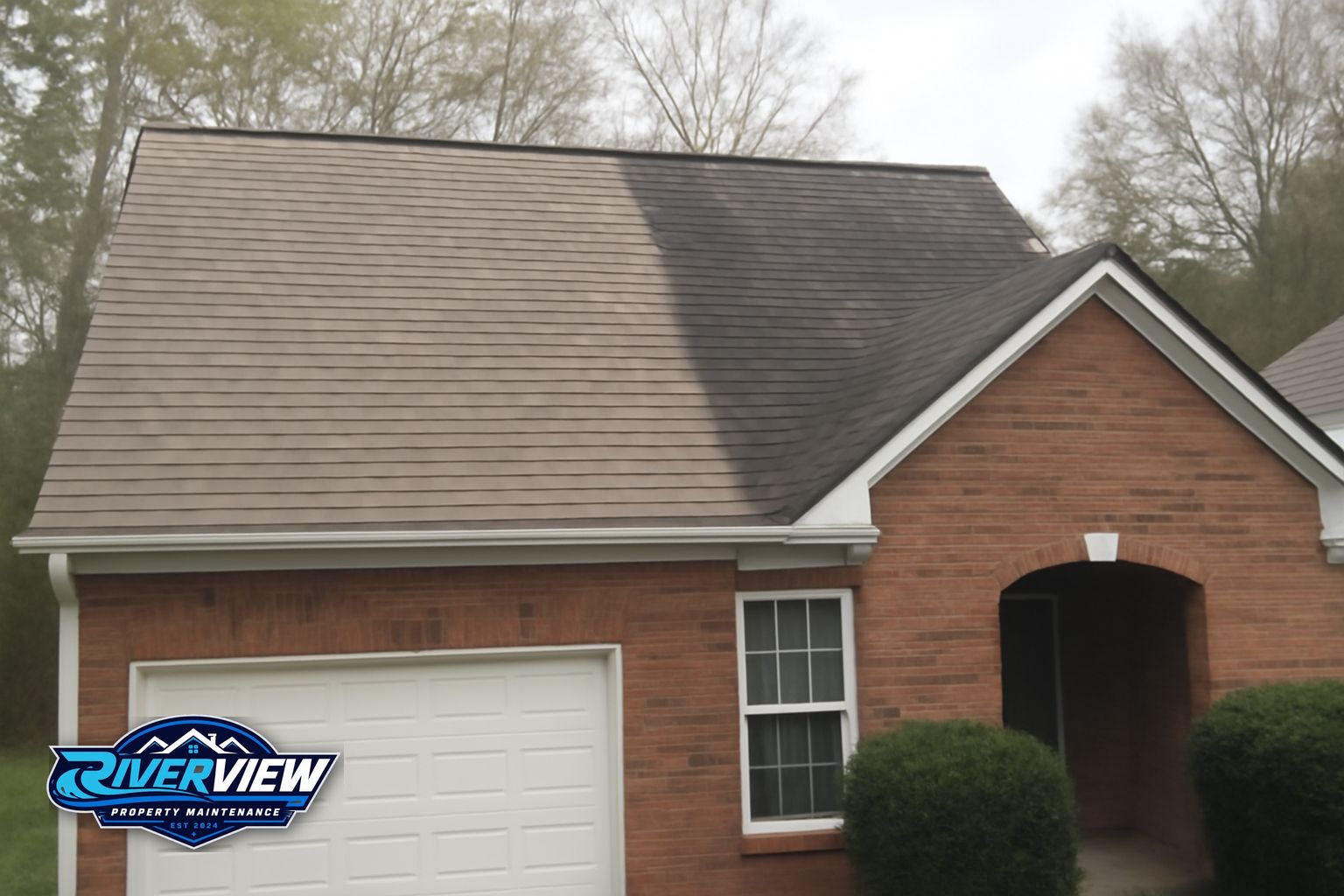 Clean roof on a Grayson Georgia home after Riverview Property Maintenance soft washing service
