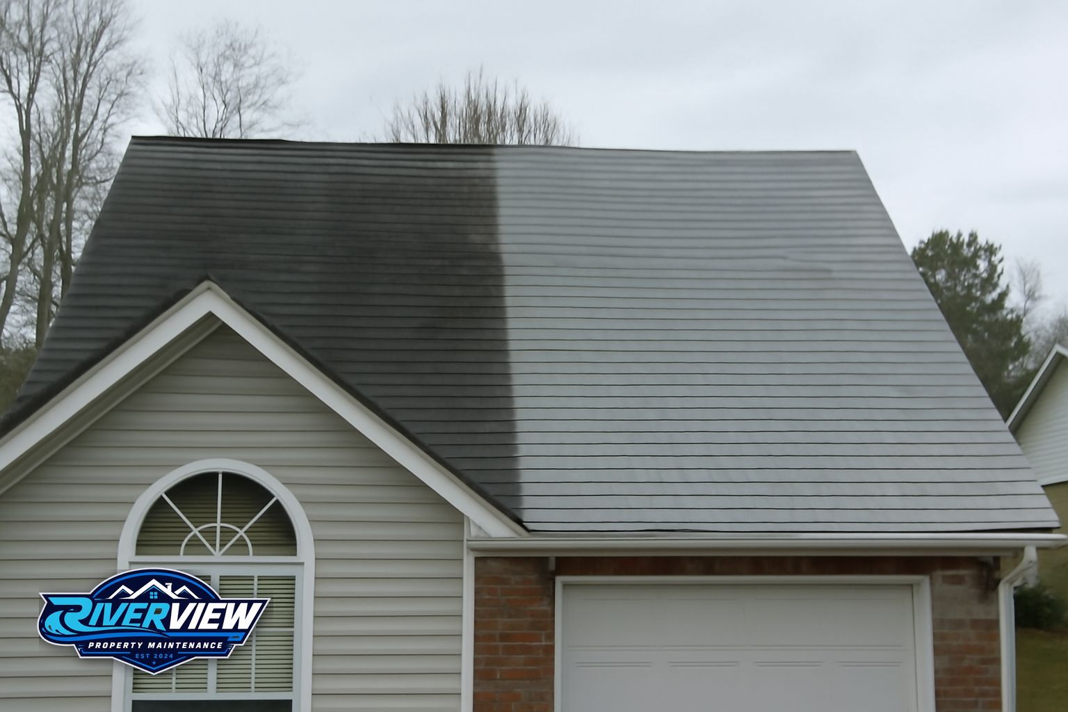 Black algae streaks on asphalt shingles on a Loganville Georgia home before soft washing
