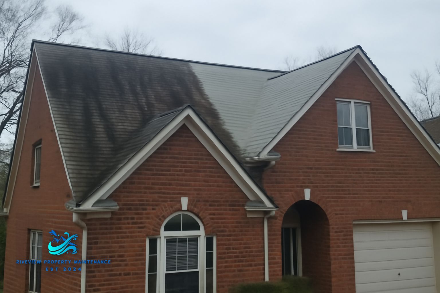 Dark algae streaks on asphalt shingles of a Loganville Georgia home before soft washing
